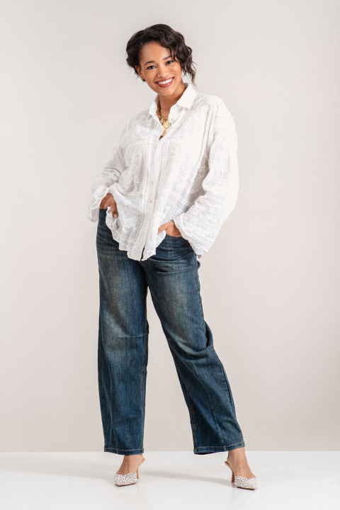 Дамска риза от памук в бяло с флорална бродерия