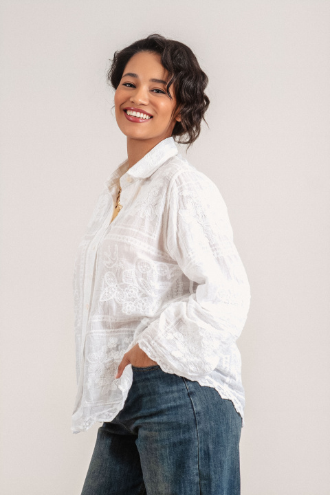 Дамска риза от памук в бяло с флорална бродерия