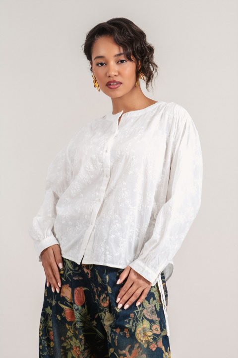 Дамска риза от памук в бяло с флорална бродерия и странични връзки