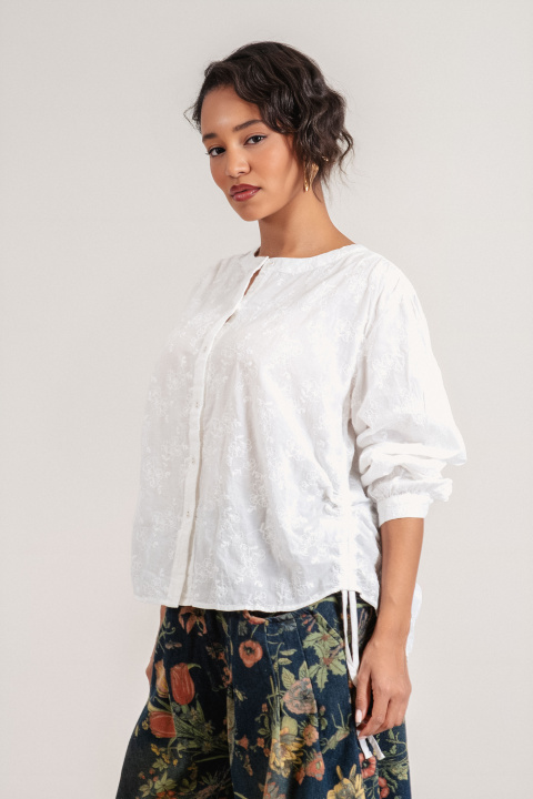 Дамска риза от памук в бяло с флорална бродерия и странични връзки
