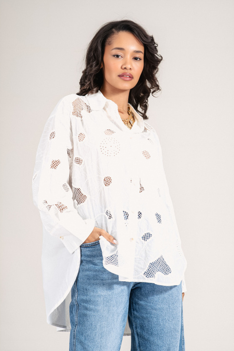 Дамска риза от памук в бяло с флорална рязана бродерия и издължена линия