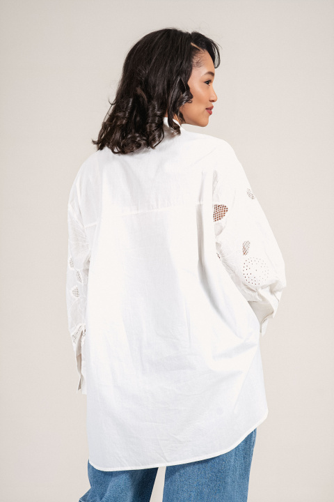 Дамска риза от памук в бяло с флорална рязана бродерия и издължена линия