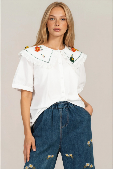 Дамска риза от памук в бяло с голяма яка и бродирани цветя