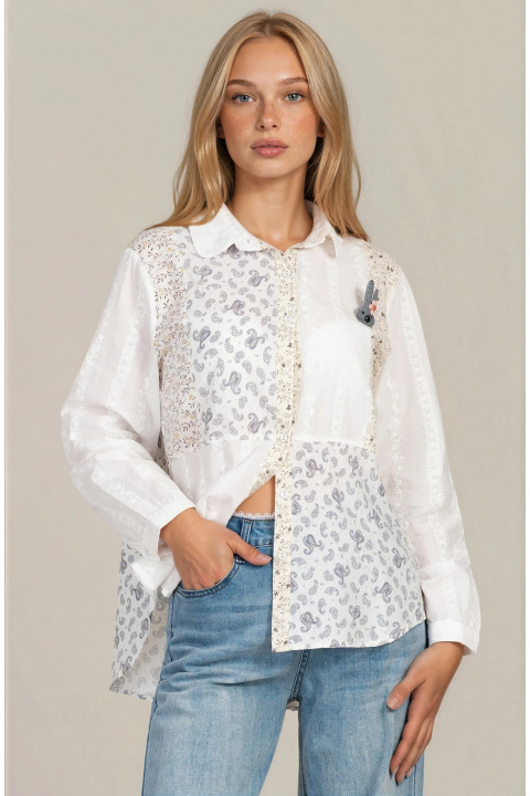 Дамска риза от памук в бяло с комбиниран флорален принт