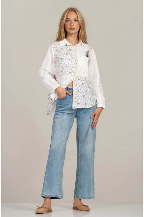 Дамска риза от памук в бяло с комбиниран флорален принт