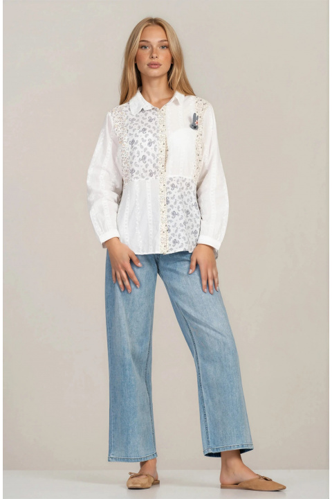 Дамска риза от памук в бяло с комбиниран флорален принт