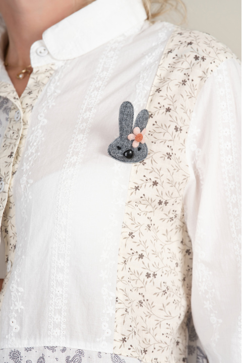 Дамска риза от памук в бяло с комбиниран флорален принт