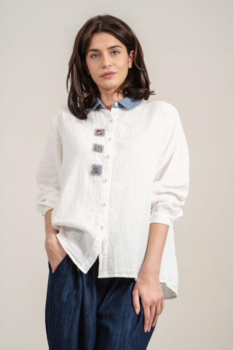 Дамска риза от памук в бяло с контрастна яка и бродирани детайли