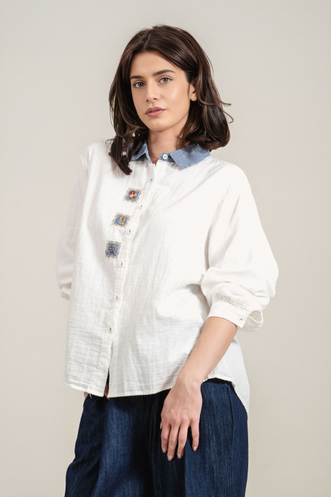 Дамска риза от памук в бяло с контрастна яка и бродирани детайли