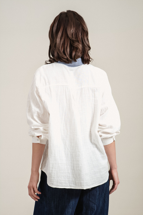 Дамска риза от памук в бяло с контрастна яка и бродирани детайли