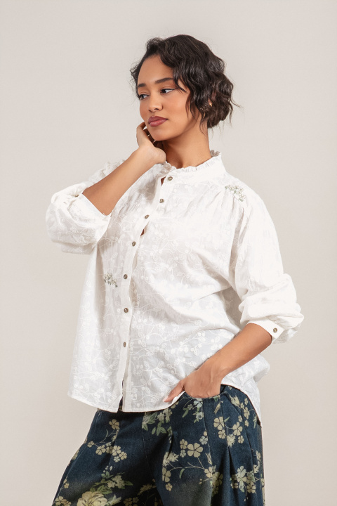 Дамска риза от памук в бяло с нежна бродерия и зелена флорална декорация