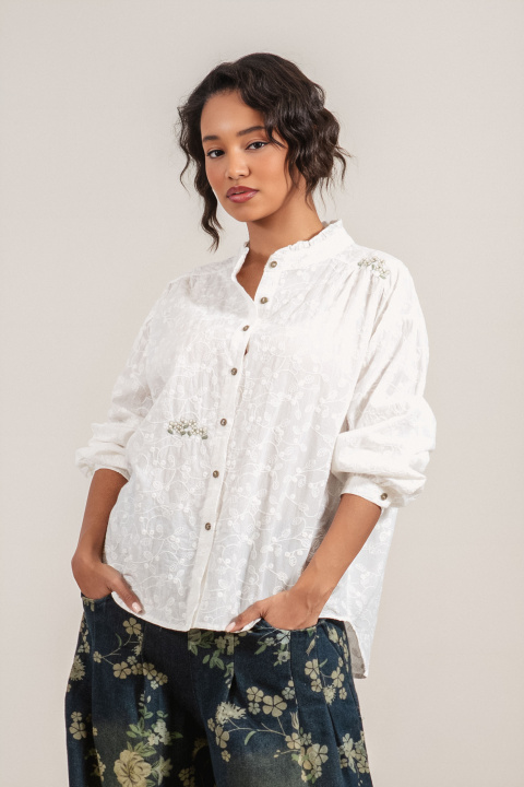 Дамска риза от памук в бяло с нежна бродерия и зелена флорална декорация
