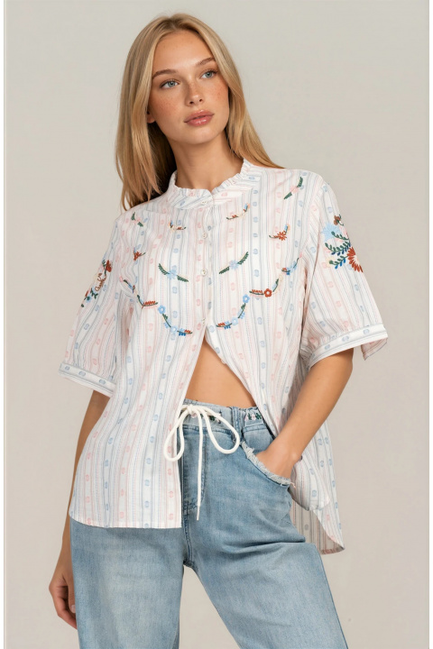 Дамска риза от памук в бяло с райе и цветна бродерия