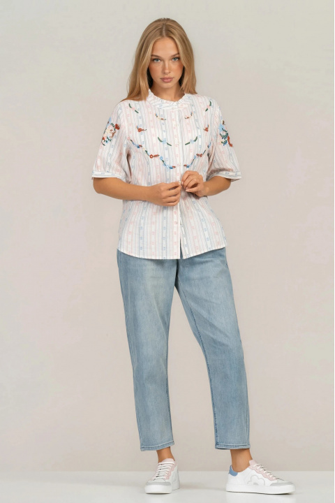 Дамска риза от памук в бяло с райе и цветна бродерия