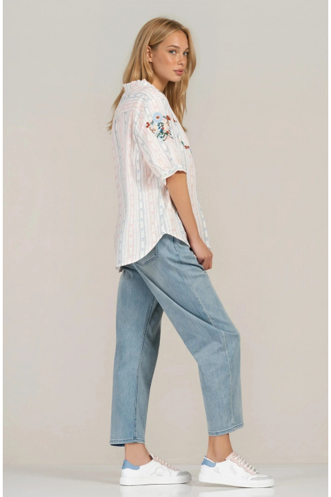 Дамска риза от памук в бяло с райе и цветна бродерия