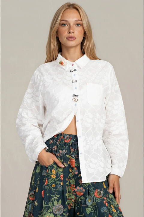 Дамска риза от памук в бяло с релефна текстура със сърца и декоративни копчета