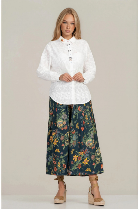 Дамска риза от памук в бяло с релефна текстура със сърца и декоративни копчета