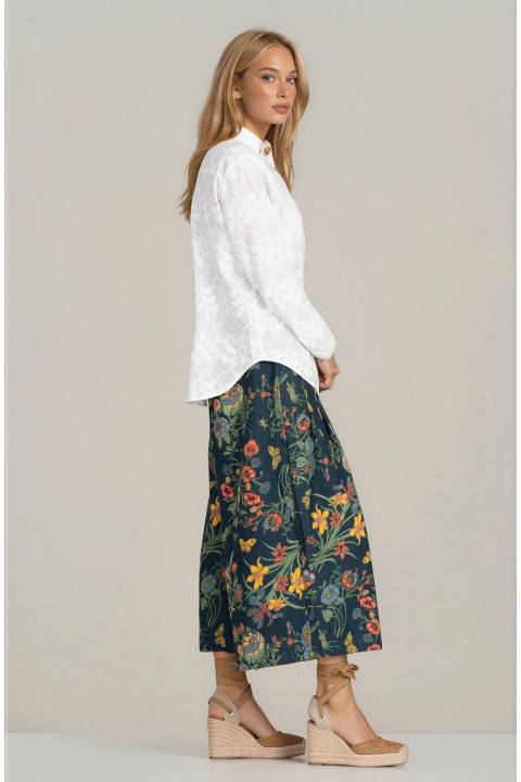 Дамска риза от памук в бяло с релефна текстура със сърца и декоративни копчета