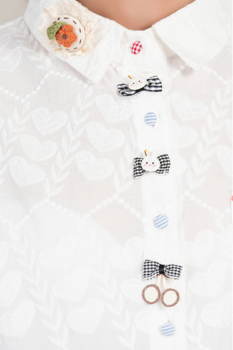 Дамска риза от памук в бяло с релефна текстура със сърца и декоративни копчета