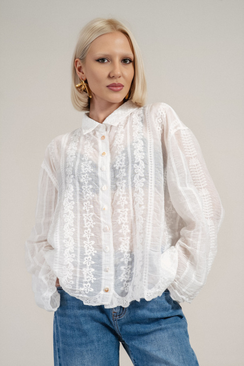 Дамска риза от памук в бяло с вертикални линии и бродирани детайли