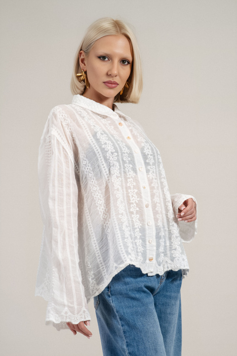 Дамска риза от памук в бяло с вертикални линии и бродирани детайли