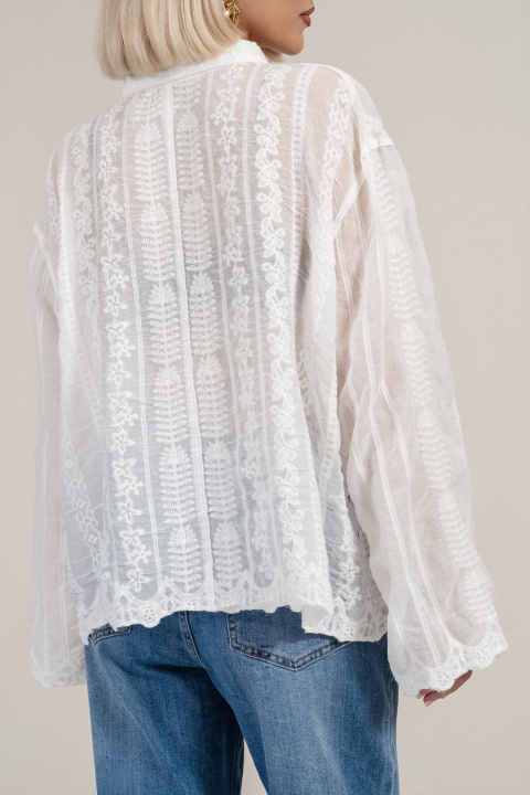 Дамска риза от памук в бяло с вертикални линии и бродирани детайли