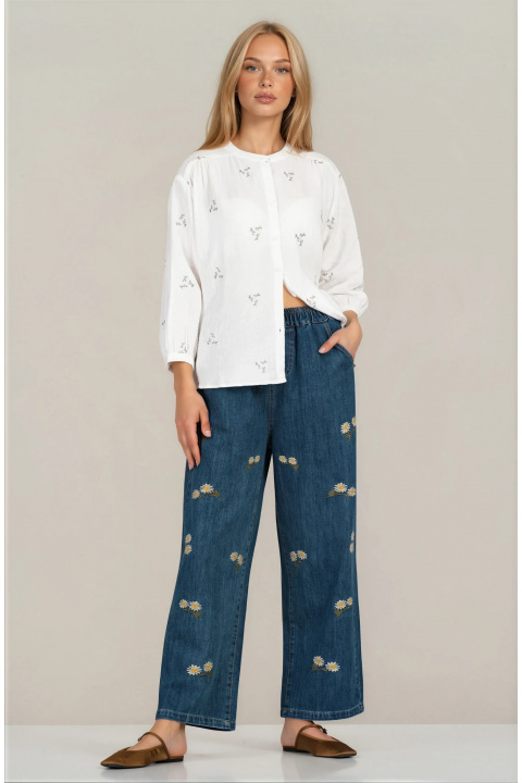 Дамска риза от памук в бяло със зелена флорална бродерия