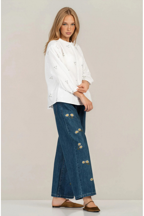 Дамска риза от памук в бяло със зелена флорална бродерия