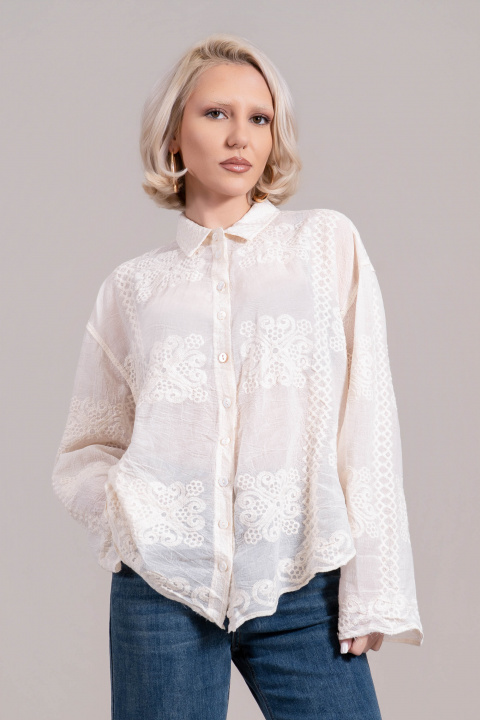 Дамска риза от памук в цвят екрю с бродерия и декоративни орнаменти