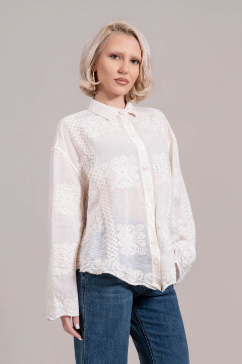 Дамска риза от памук в цвят екрю с бродерия и декоративни орнаменти