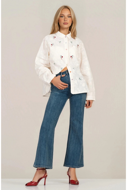 Дамска риза от памук в цвят екрю с цветни копчета и флорална бродерия