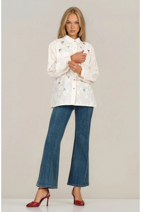 Дамска риза от памук в цвят екрю с цветни копчета и флорална бродерия
