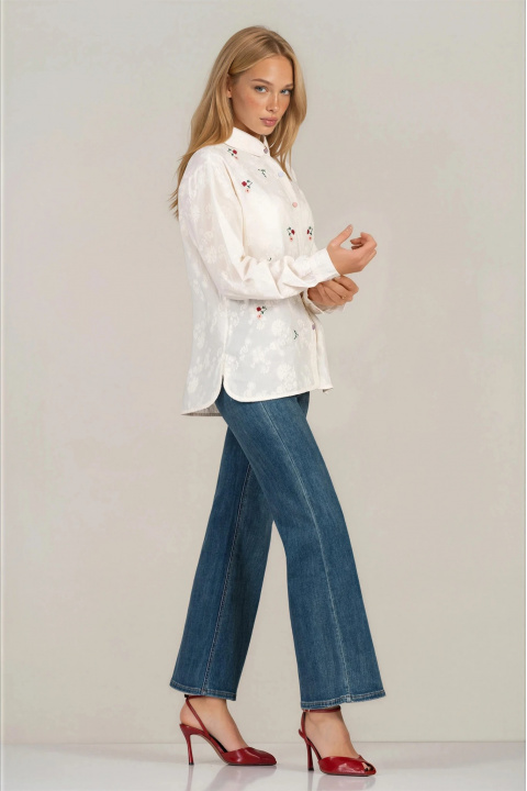 Дамска риза от памук в цвят екрю с цветни копчета и флорална бродерия