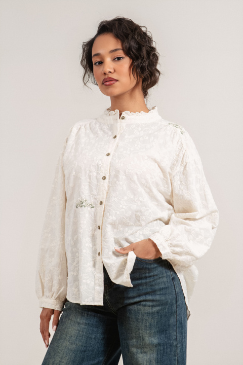 Дамска риза от памук в цвят екрю с нежна бродерия и зелена флорална декорация