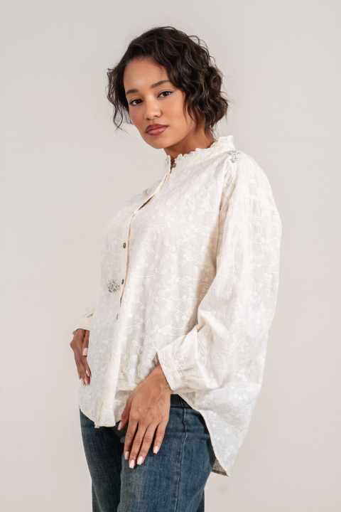 Дамска риза от памук в цвят екрю с нежна бродерия и зелена флорална декорация