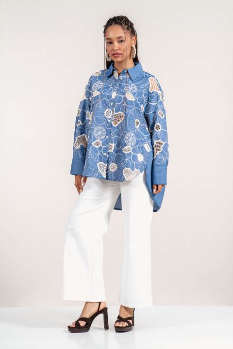 Дамска риза от памук в синьо с рязана бродерия и свободна кройка