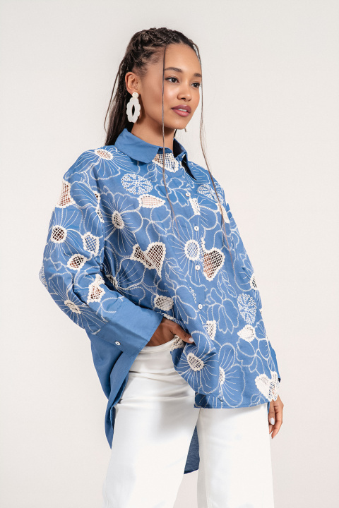 Дамска риза от памук в синьо с рязана бродерия и свободна кройка