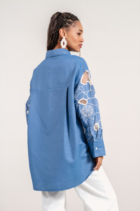 Дамска риза от памук в синьо с рязана бродерия и свободна кройка