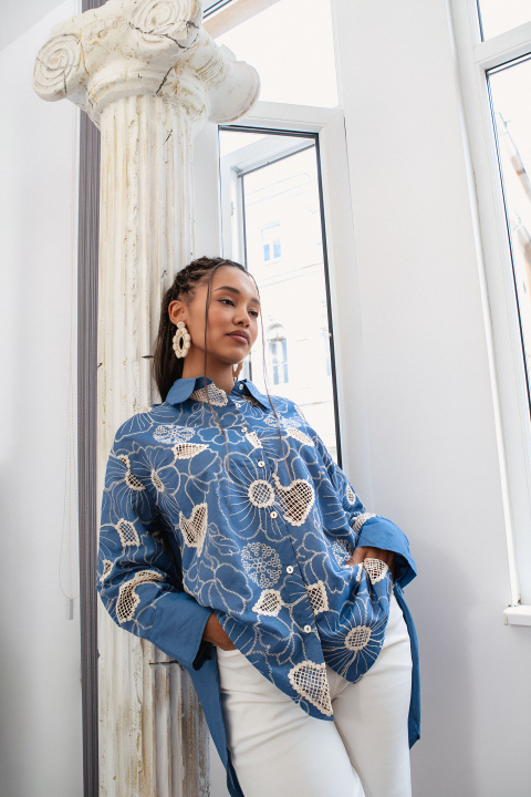 Дамска риза от памук в синьо с рязана бродерия и свободна кройка