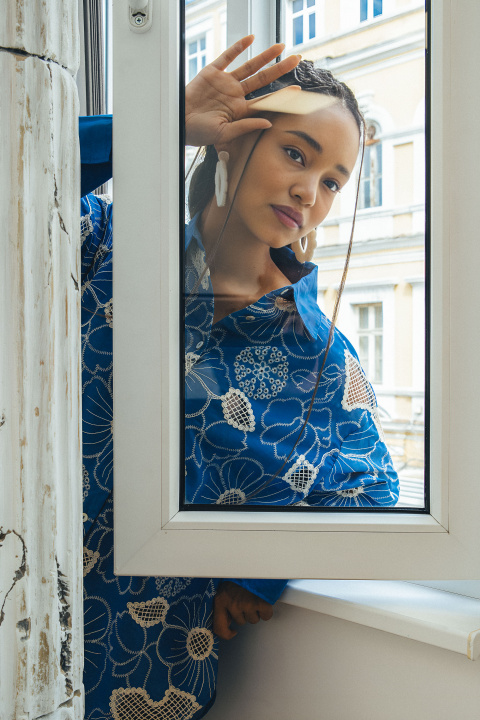 Дамска риза от памук в синьо с рязана бродерия и свободна кройка