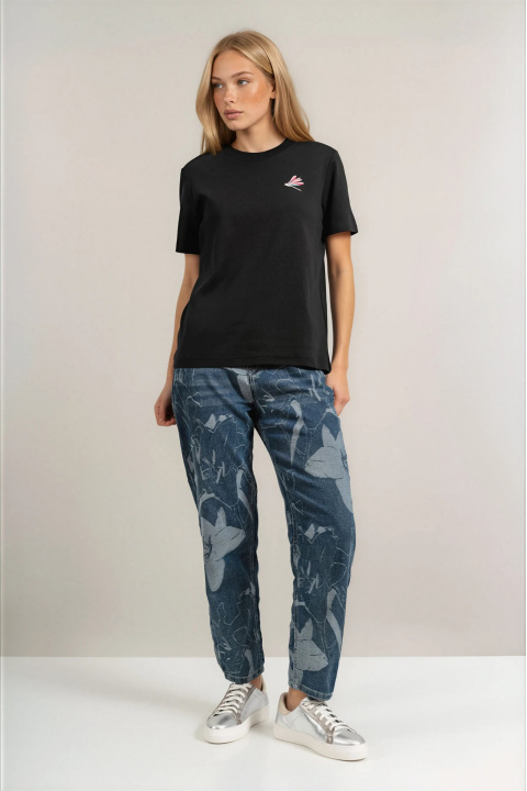 Дамска тениска ''Dragonfly'' от органичен памук в черно с бродирано водно конче