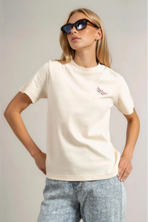 Дамска тениска ''Dragonfly'' от органичен памук в цвят екрю с бродирано водно конче