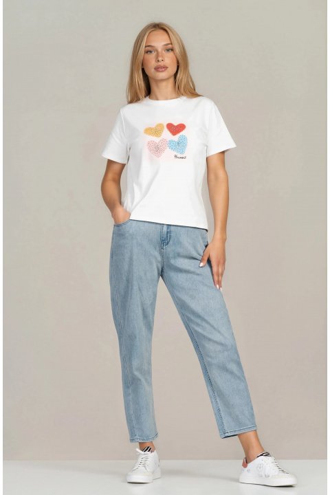 Дамска тениска от памук в бяло с обло деколте и принт сърца с камъни