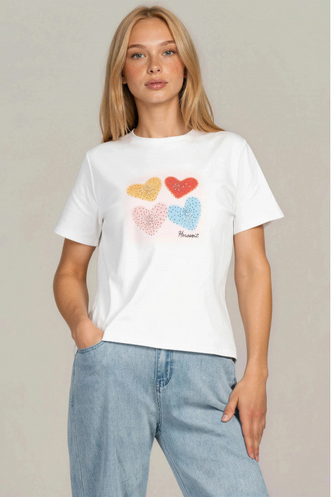Дамска тениска от памук в бяло с обло деколте и принт сърца с камъни