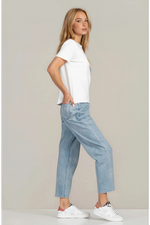 Дамска тениска от памук в бяло с обло деколте и принт сърца с камъни