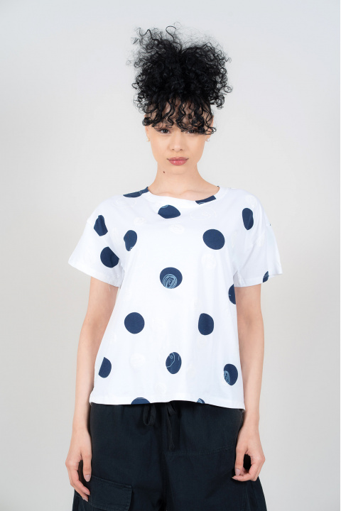 Дамска тениска от памук в бяло с принт тъмносини и бели кръгове