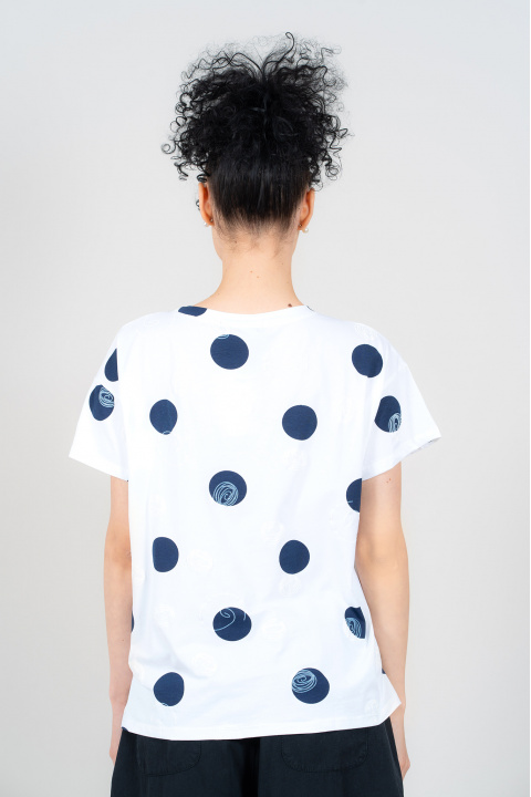 Дамска тениска от памук в бяло с принт тъмносини и бели кръгове