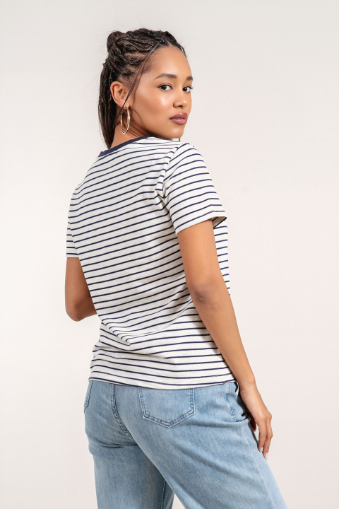 Дамска тениска в сиво с райран прит и малка бродерия