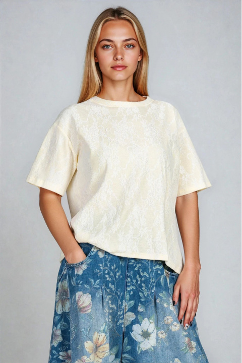 Дамска тениска в светложълто с декорирана дантела