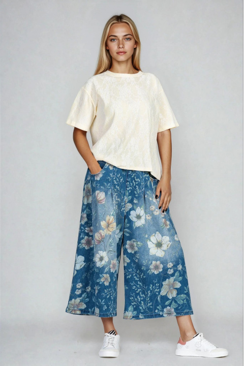 Дамска тениска в светложълто с декорирана дантела